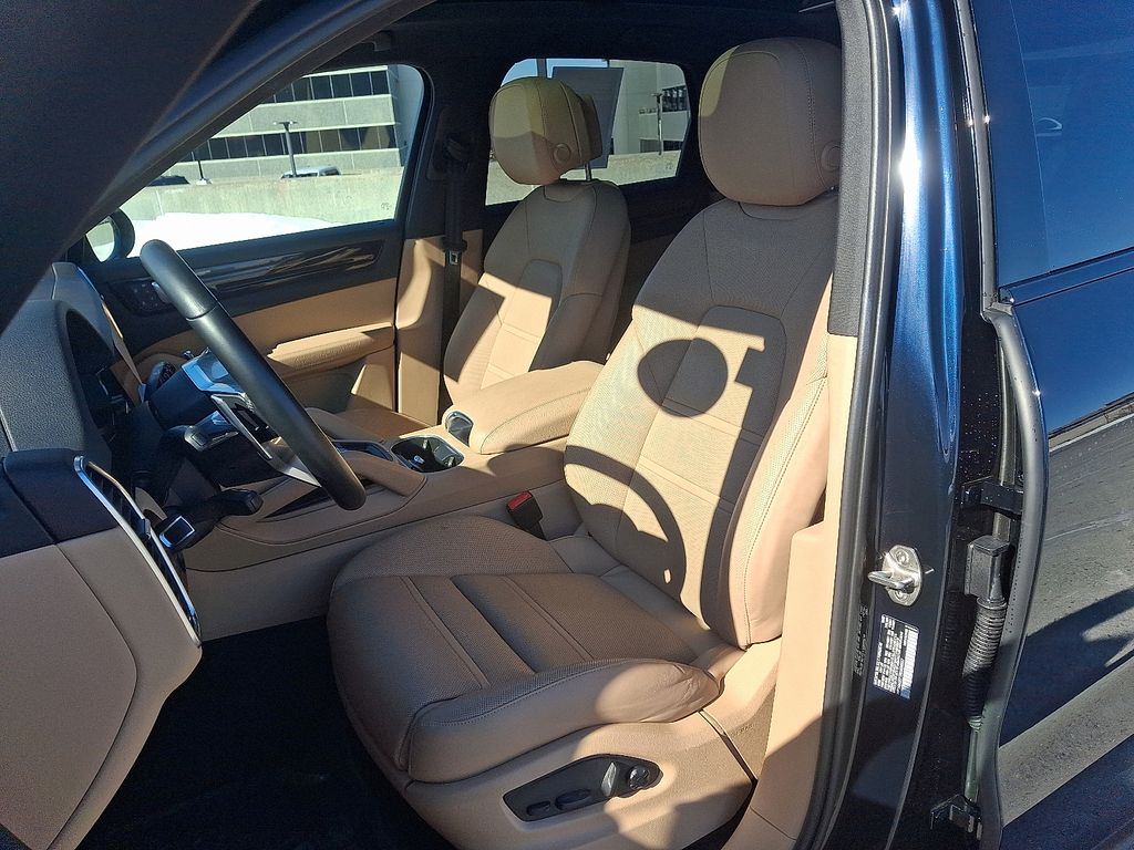 Thumbnail: 2022 Porsche Cayenne - 15