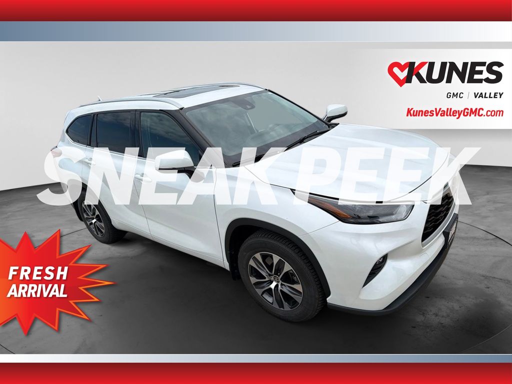 White (Wind Chill Pearl) 2022 Toyota Highlander SUV / Crossover All-Wheel Drive 8-Speed Automatic