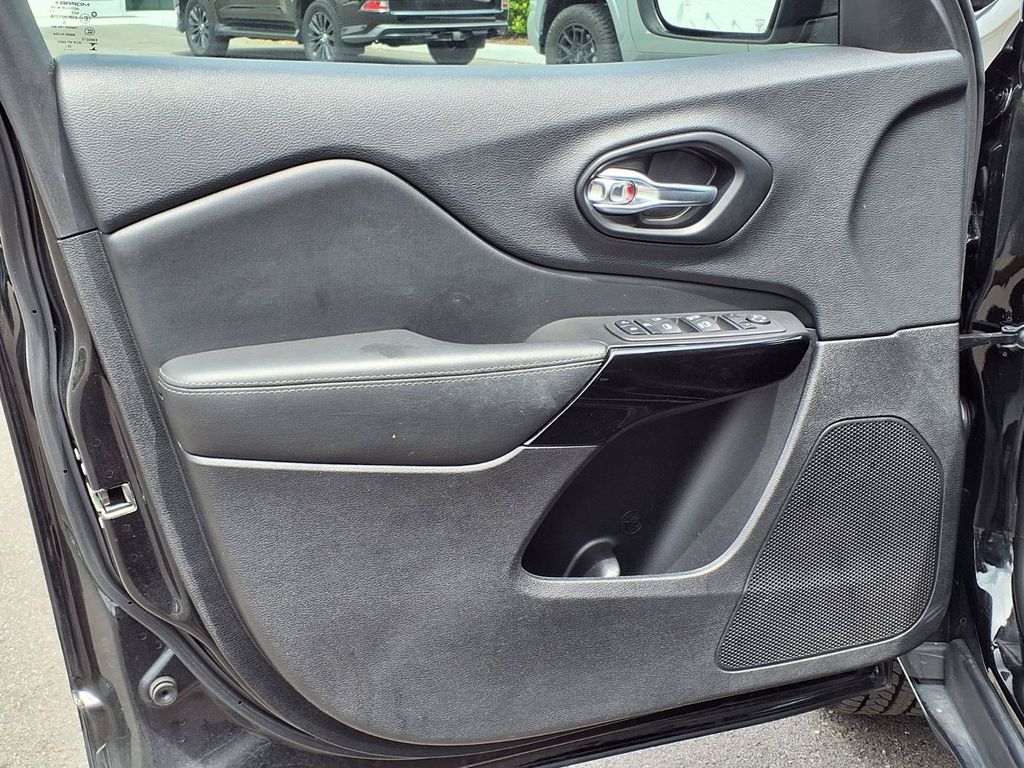 Used 2023 Jeep Cherokee SUV