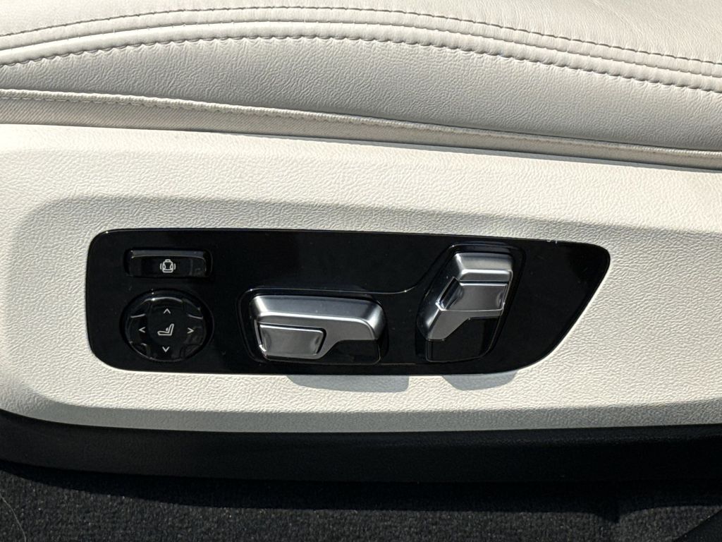 Thumbnail: 2027 BMW X7 - 12