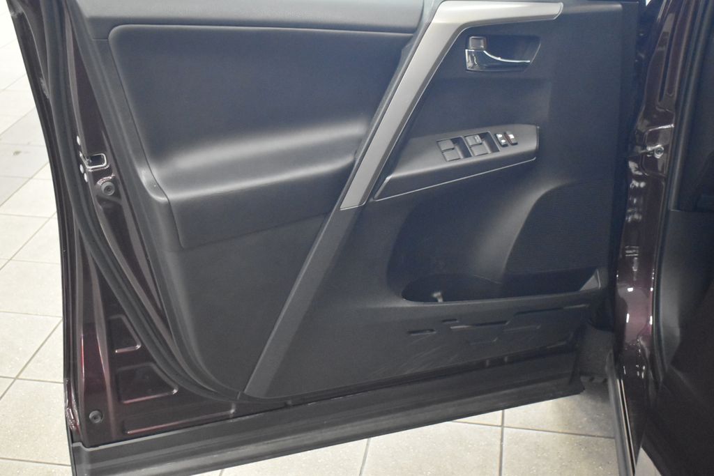2018 Toyota RAV4 XLE 16