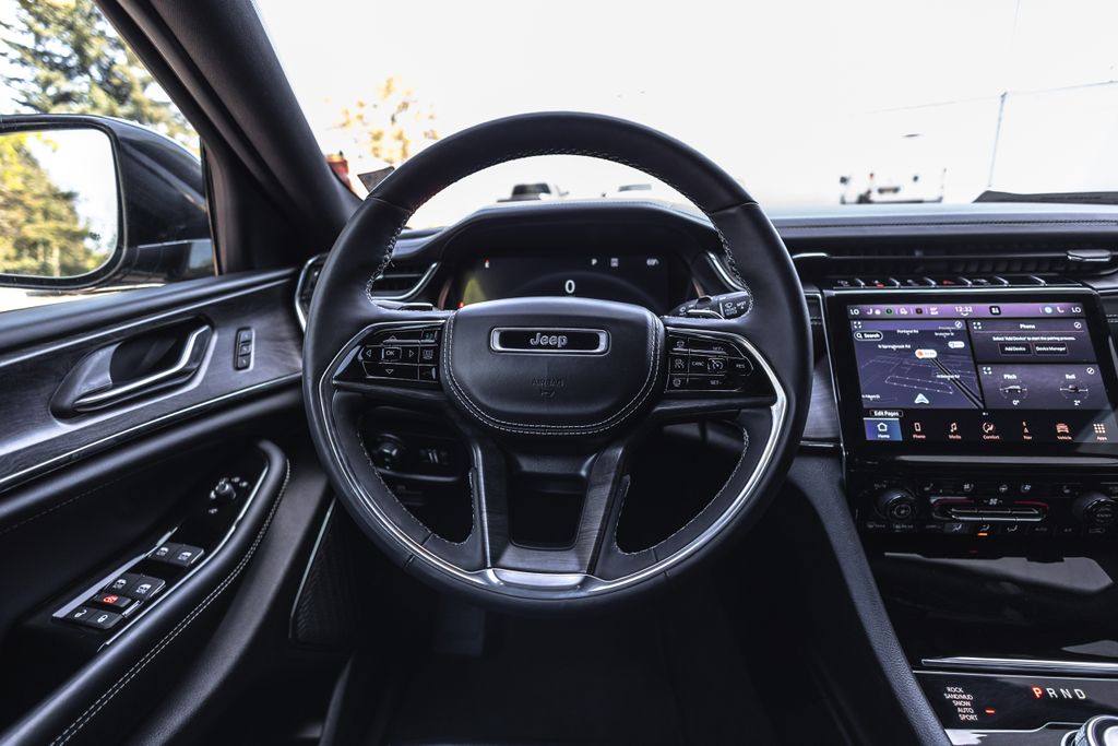 2024 Jeep Grand Cherokee Overland thumbnail 25