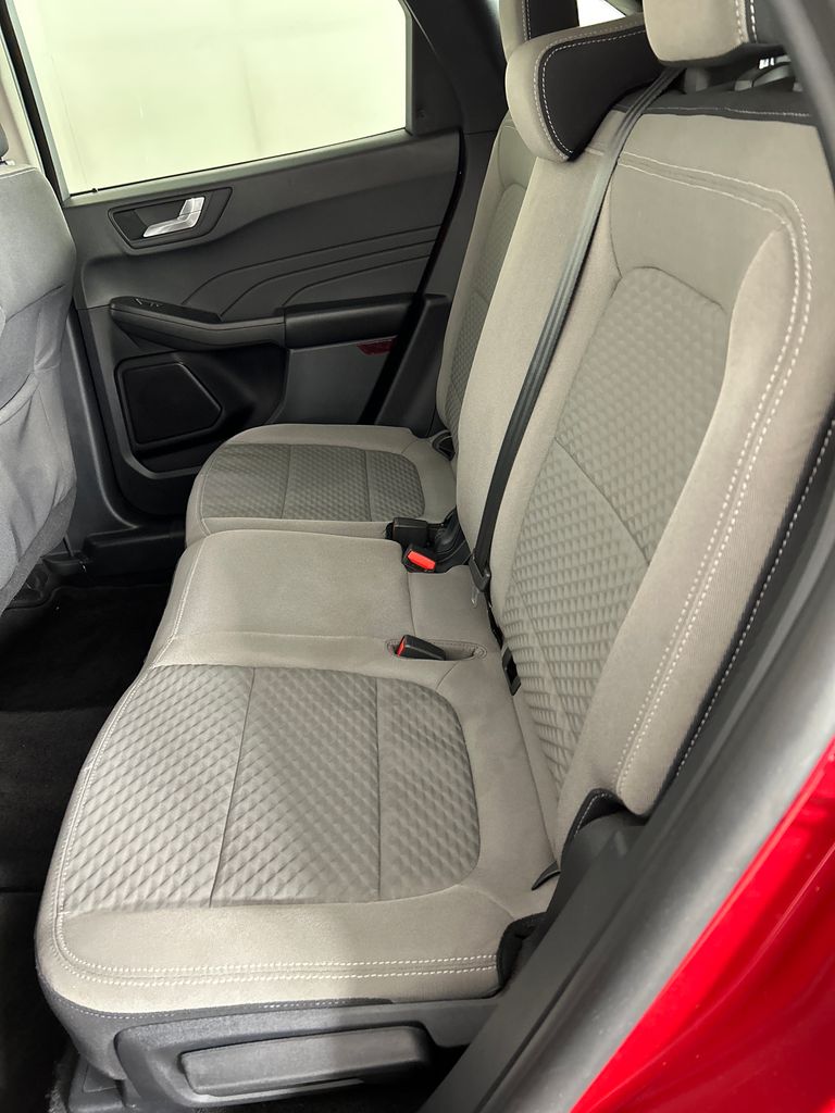 Used 2021 Red Ford SE image 17