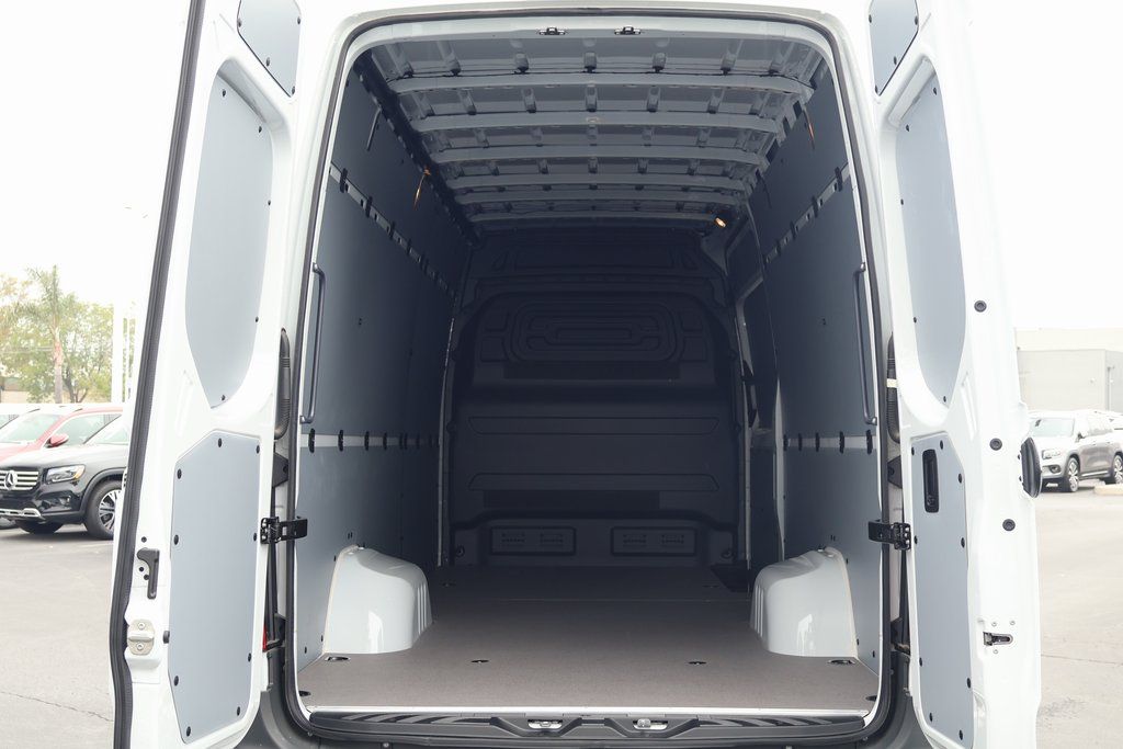 Thumbnail: 2025 Mercedes-Benz Sprinter - 7