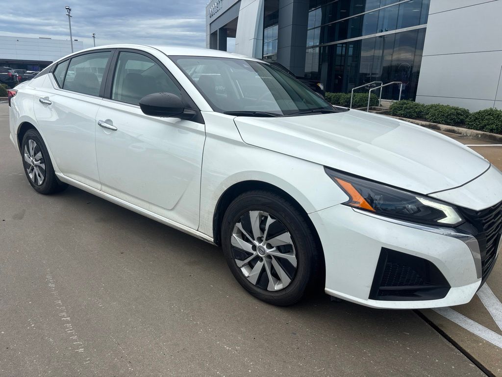 Glacier White 2024 Nissan Altima Sedan Front-Wheel Drive Continuously Variable Transmission