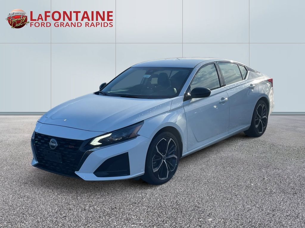 Glacier White 2025 Nissan Altima 2.5 SR FWD Sedan Front-Wheel Drive Continuously Variable Transmission