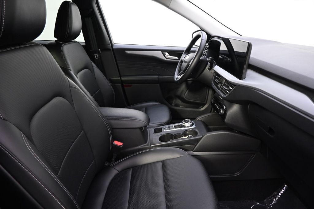 Used 2025  Ford Platinum image 16