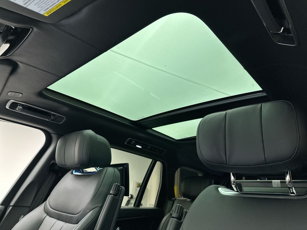 2025 Land Rover Range Rover SE 12