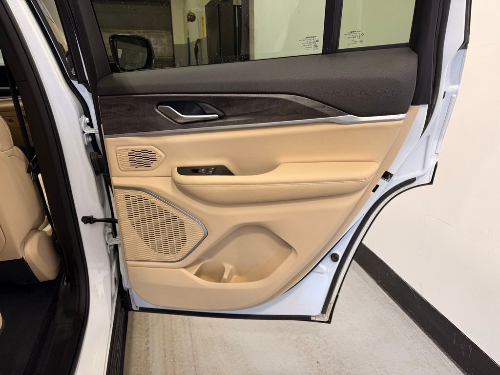 Thumbnail: 2022 Jeep Grand Cherokee - 23