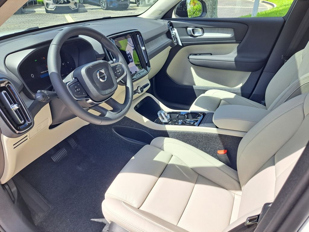 2026 Volvo XC40 Plus - Photo 7