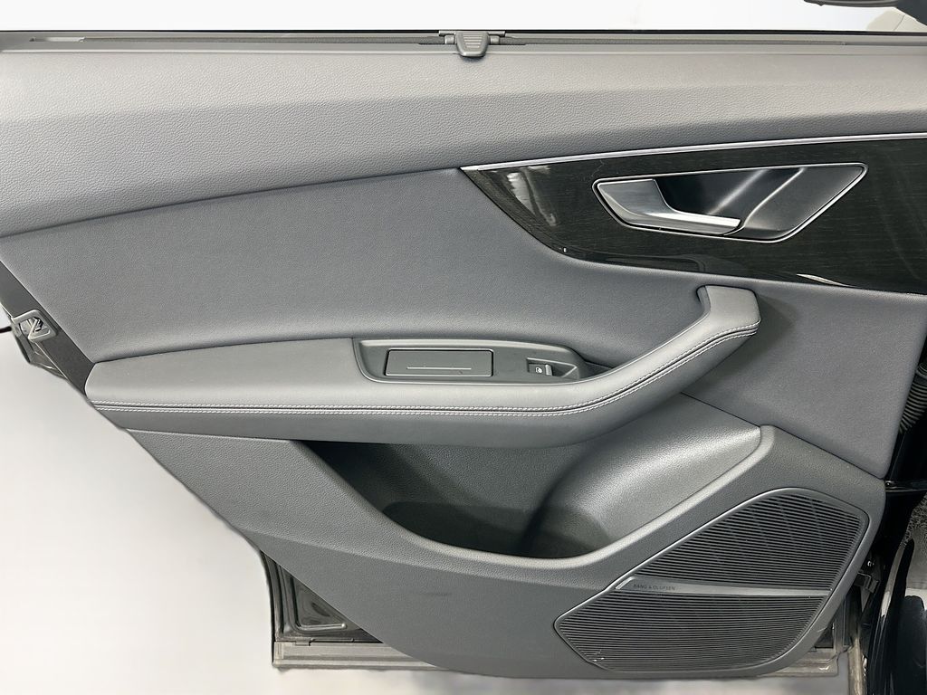 Thumbnail: 2025 Audi Q7 - 25