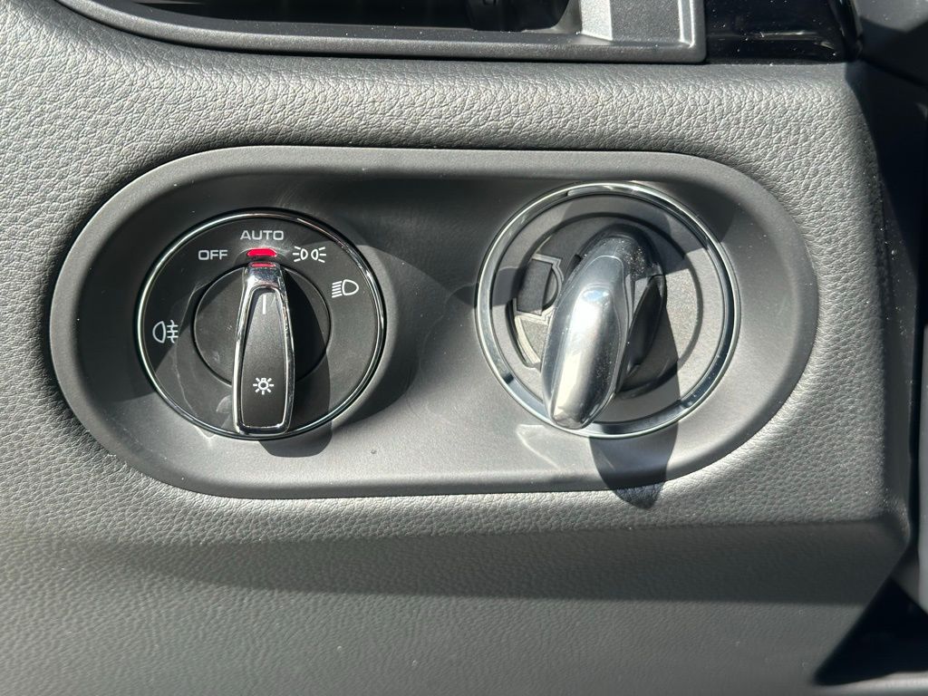 Thumbnail: 2026 Porsche Macan - 32