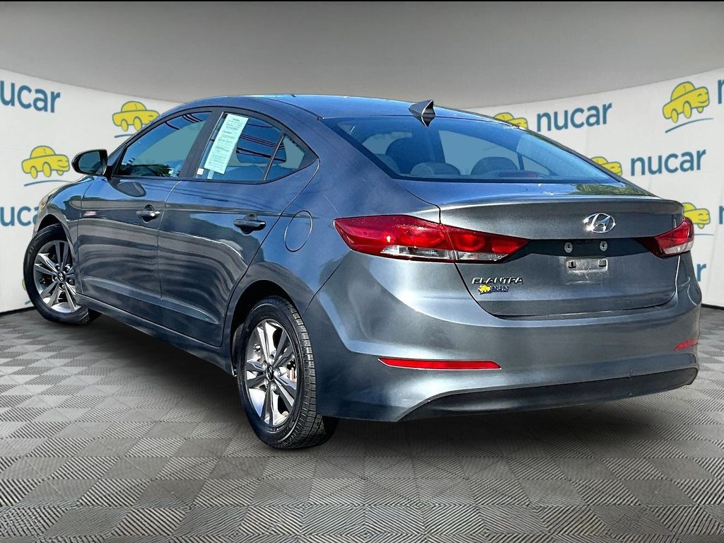 2018 Hyundai Elantra — photo 4
