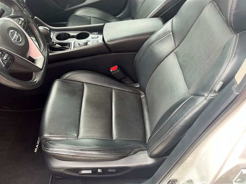Used 2019 White Nissan 3.5 SL image 19