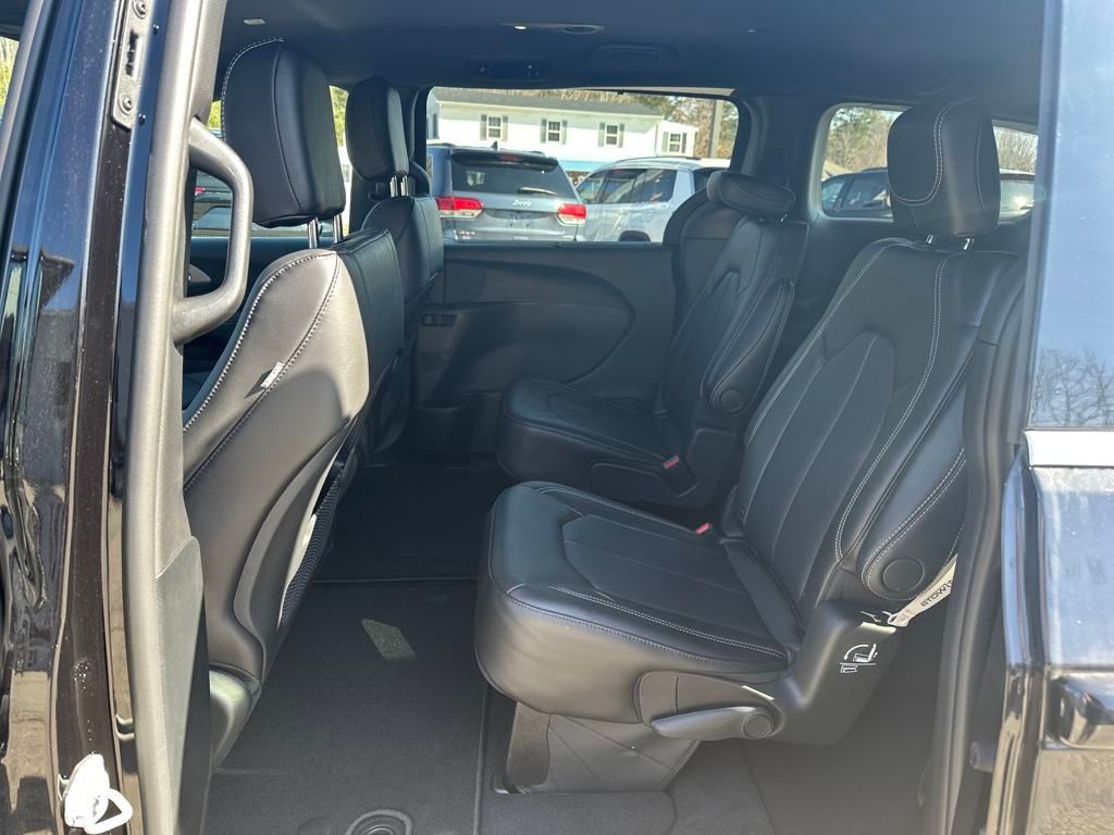 2025 Chrysler Voyager LX photo 24