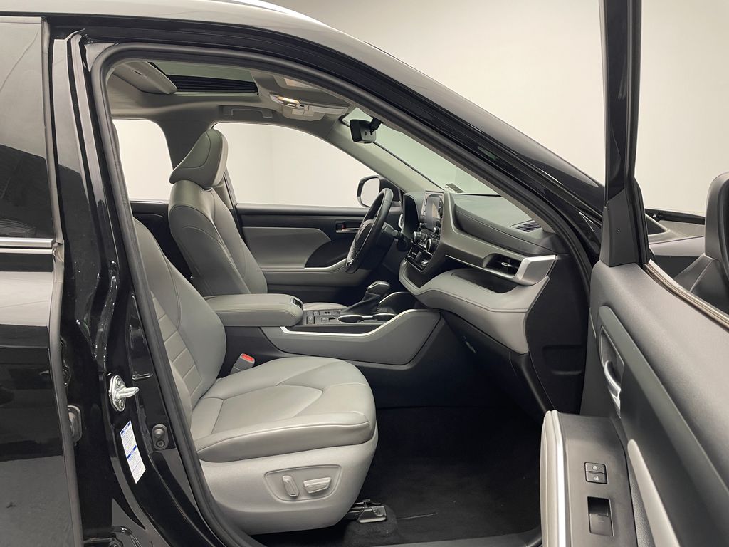 Thumbnail: 2021 Toyota Highlander - 17