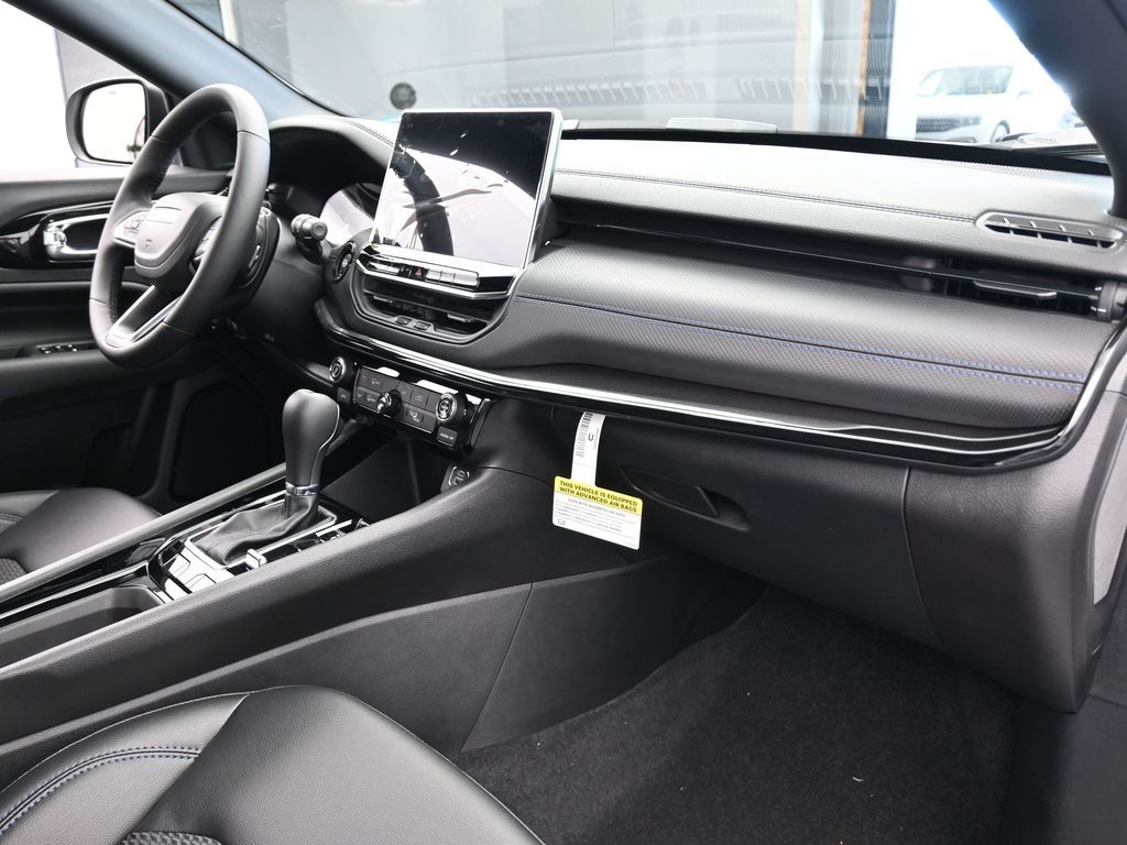 New 2026 Bright White Clearcoat Jeep Latitude image 40