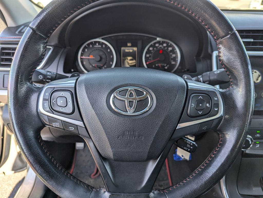 2016 Toyota Camry SE 18