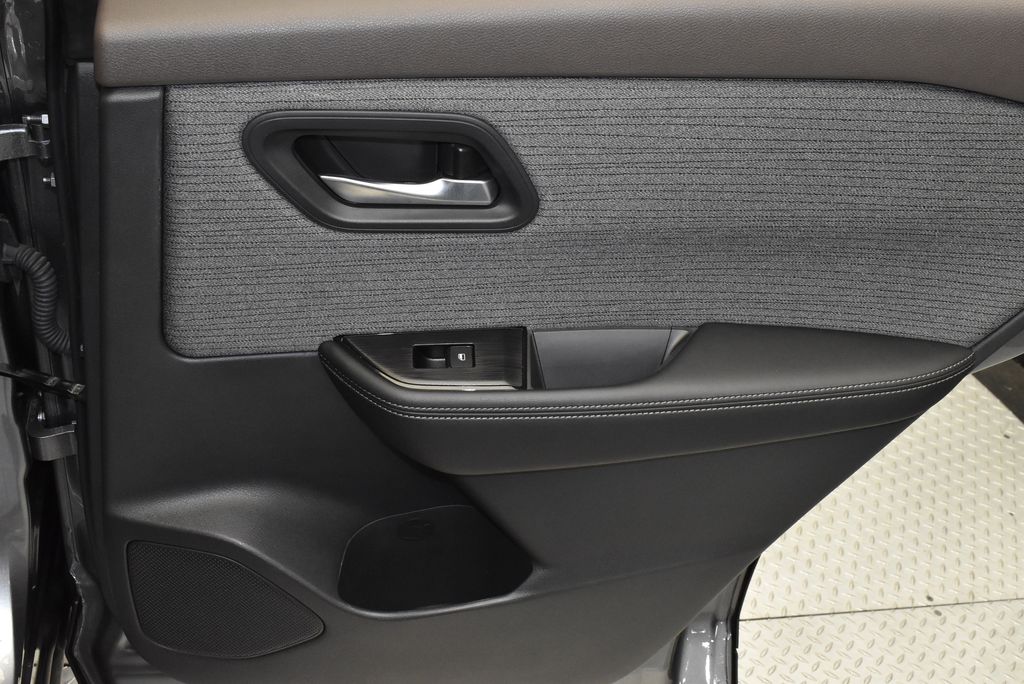 2022 Nissan Rogue SV 26
