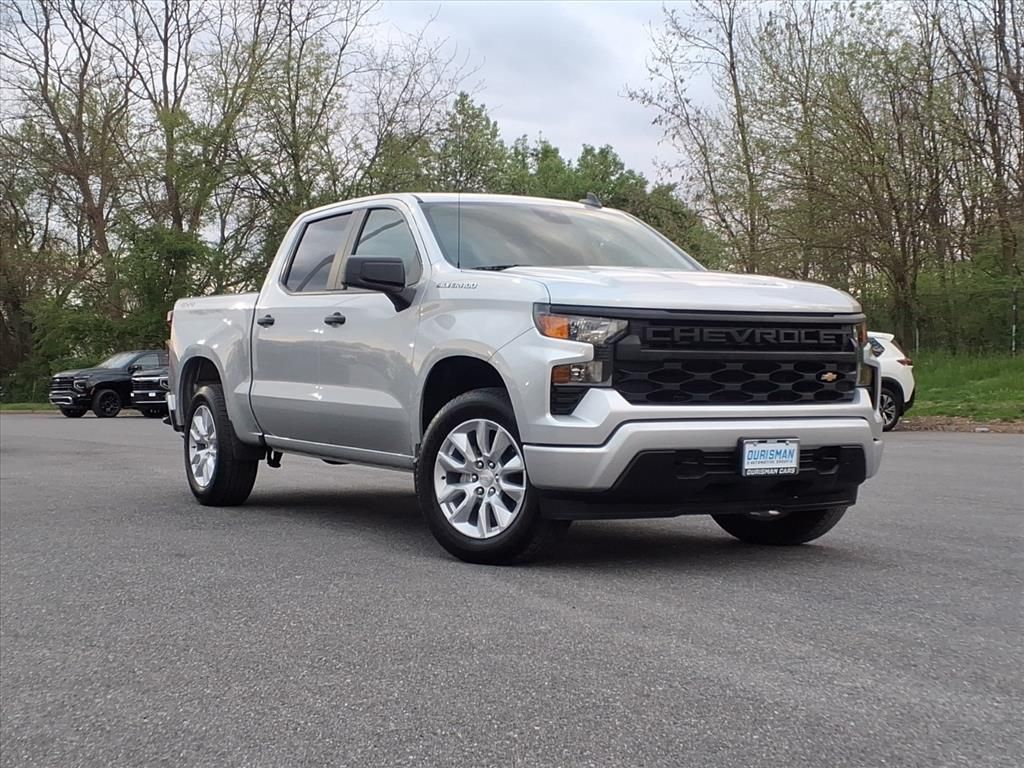Silver Ice Metallic 2022 Chevrolet Silverado 1500 Custom Crew Cab 4WD Pickup Truck Four-Wheel Drive 8-Speed Automatic