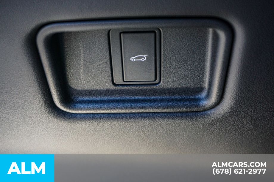 Used 2023 White Land Rover SE image 48