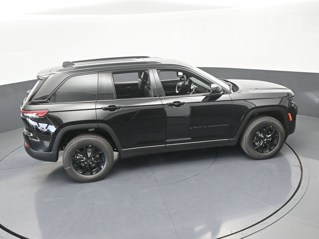 New 2025 Diamond Black Crystal Pearlcoat Jeep Laredo image 46