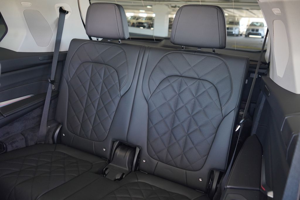 Thumbnail: 2026 BMW X7 - 20