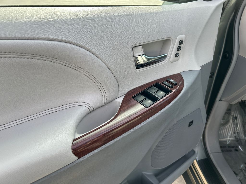 2014 Toyota Sienna XLE 12