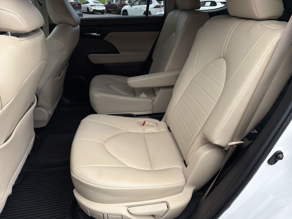 Used 2022 Toyota Highlander Hybrid SUV