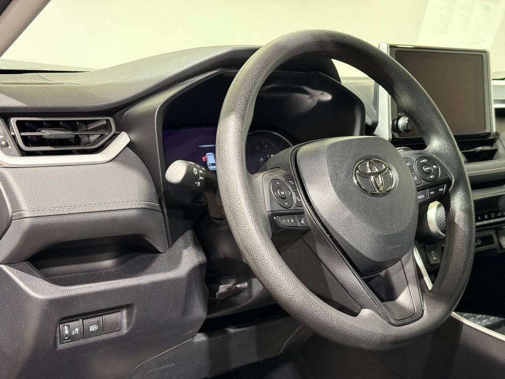2024 Toyota RAV4 XLE 17
