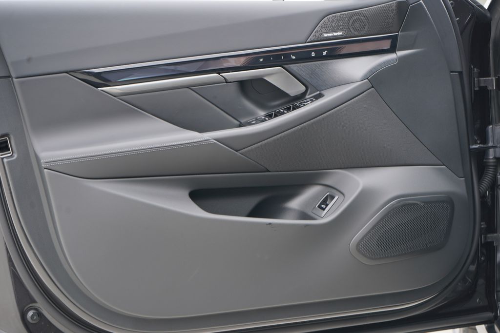 Thumbnail: 2026 BMW i5 - 10