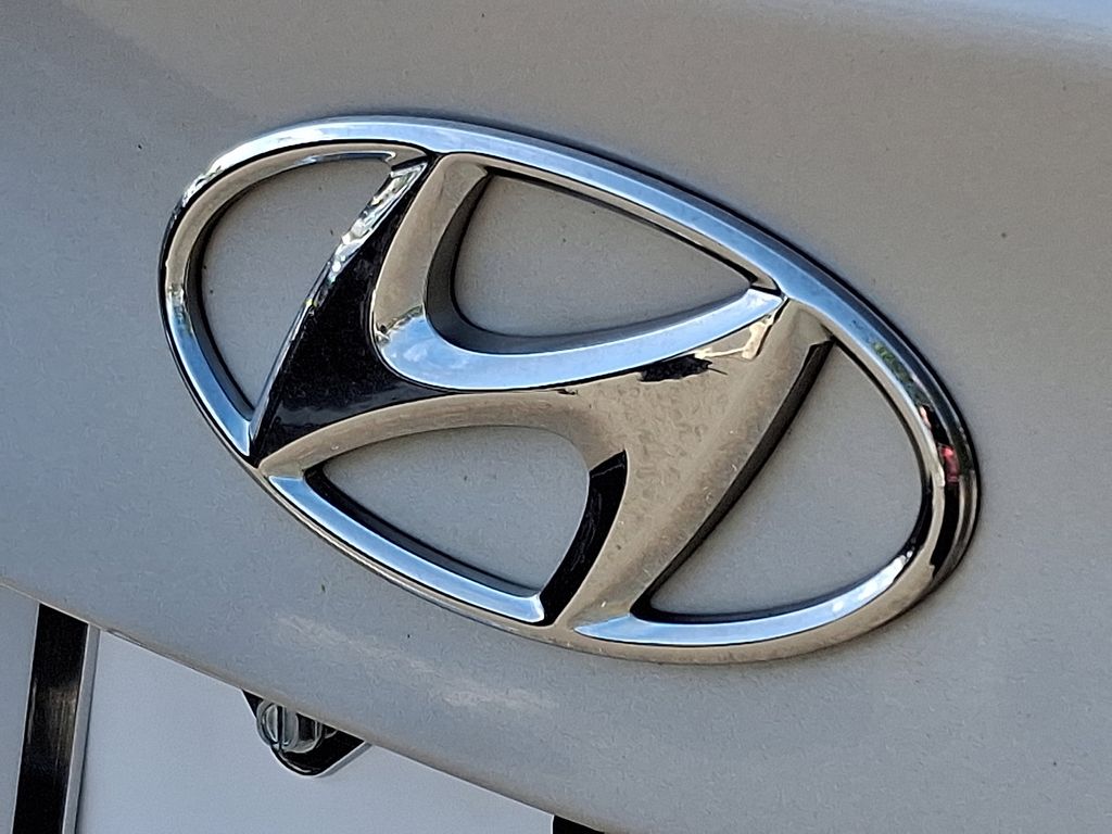 Thumbnail: 2015 Hyundai Elantra - 28