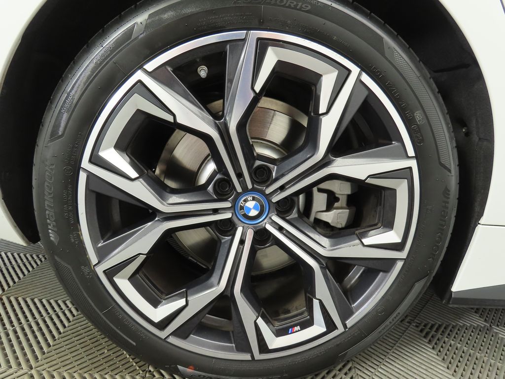 2022 BMW i4 eDrive40 32