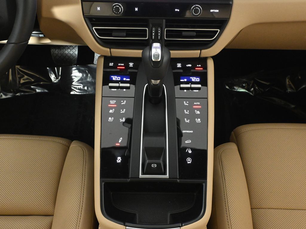 Thumbnail: 2025 Porsche Macan - 23