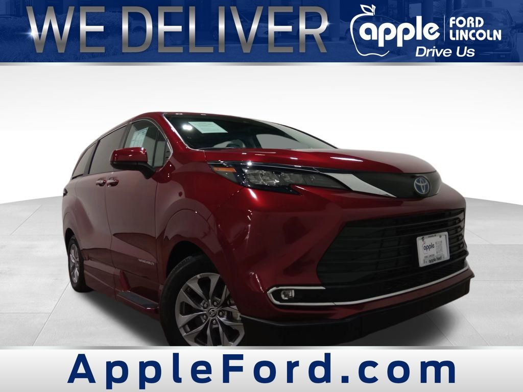 2024 Toyota Sienna XLE — Red — photo 8