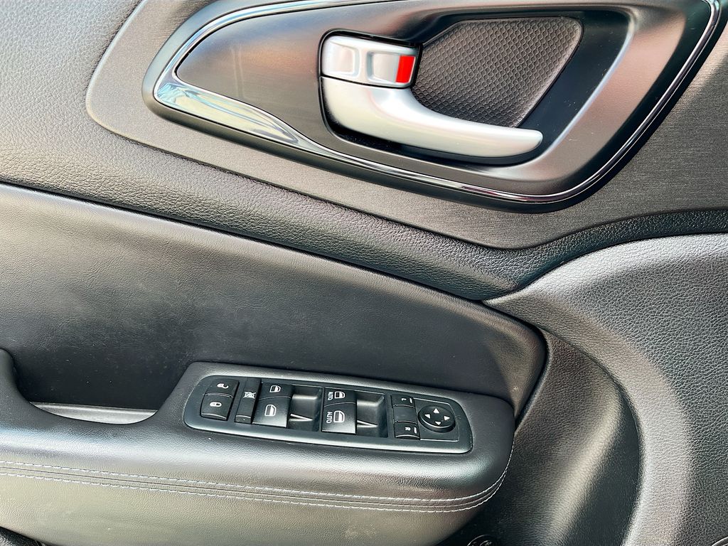 Used 2016 Red Chrysler S image 17