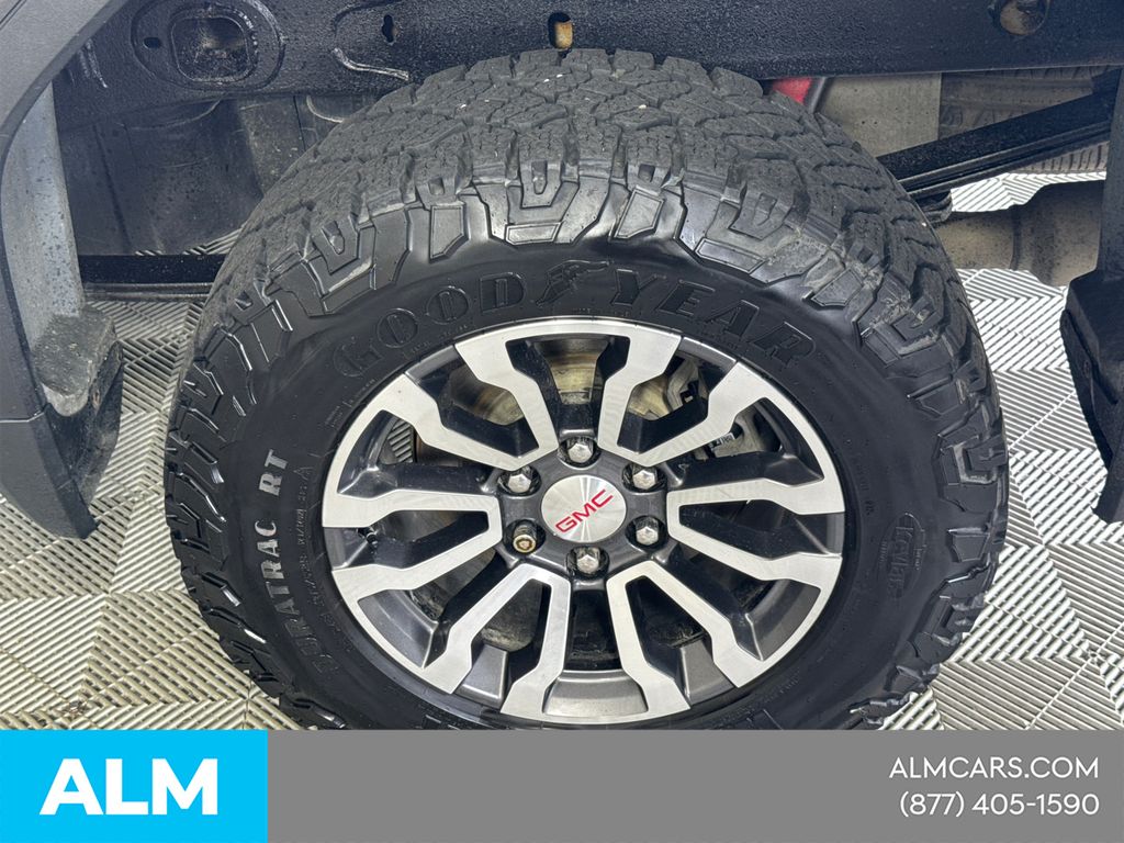 Used 2022 White GMC AT4 image 23