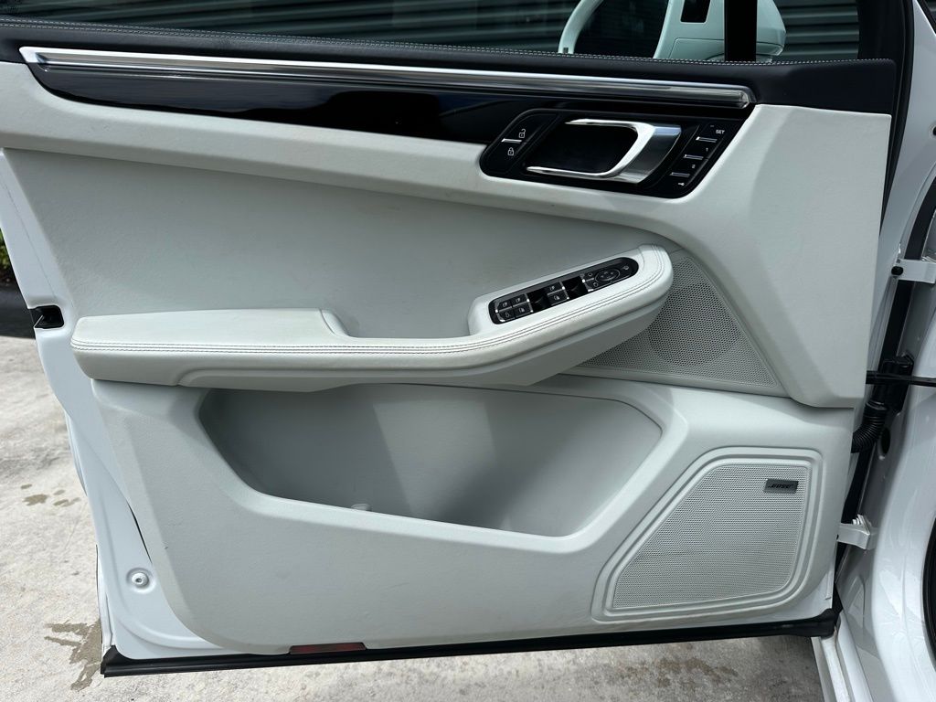 Thumbnail: 2023 Porsche Macan - 20