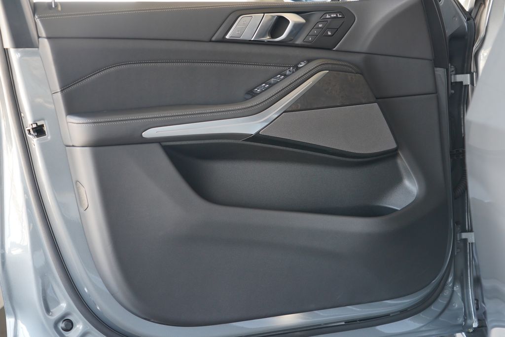 Thumbnail: 2027 BMW X7 - 9
