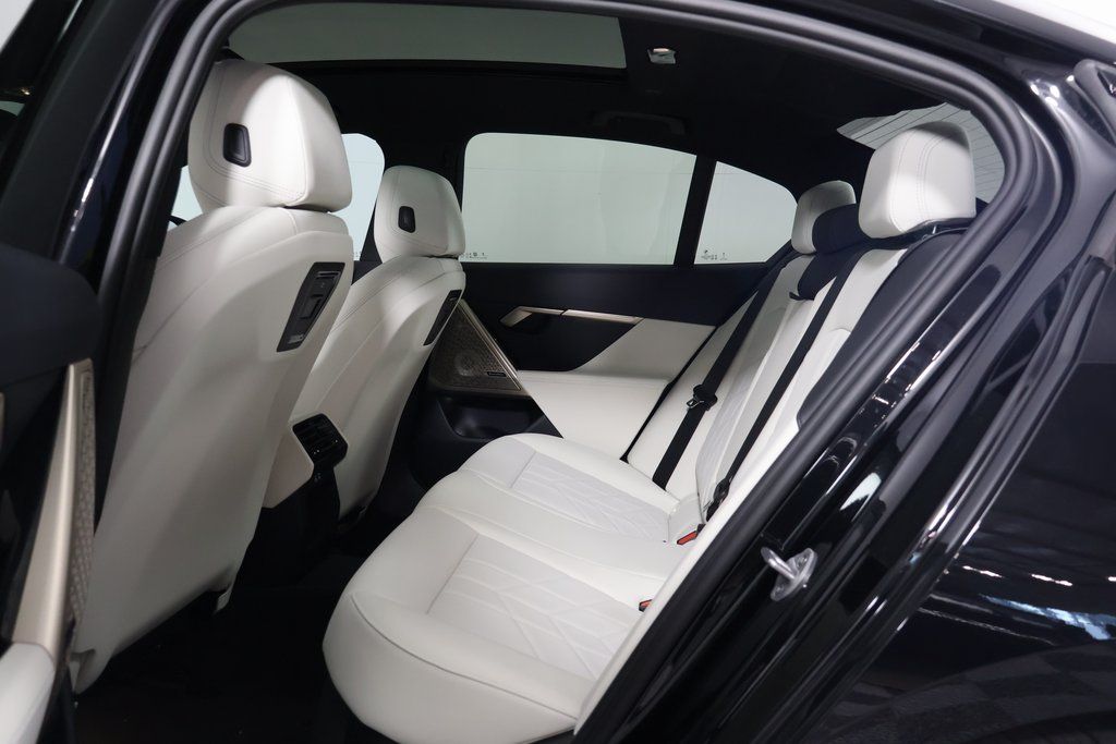 Thumbnail: 2027 BMW 5 Series - 6