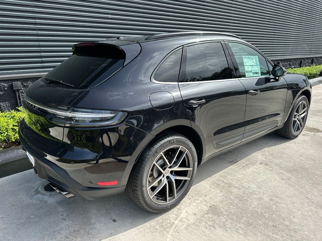 Thumbnail: 2026 Porsche Macan - 10