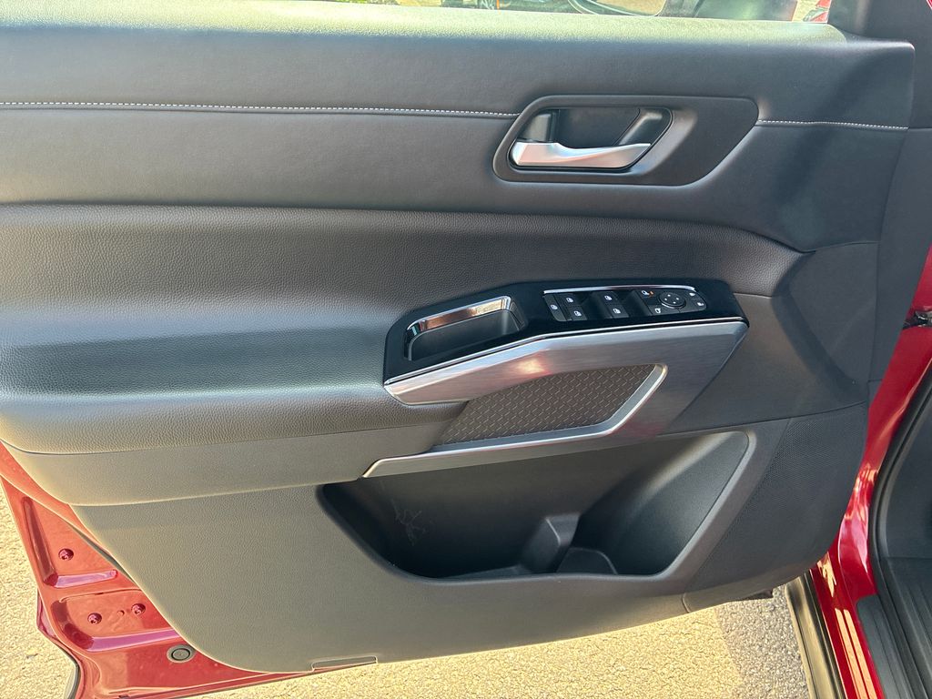 2023 Nissan Pathfinder SL - 11