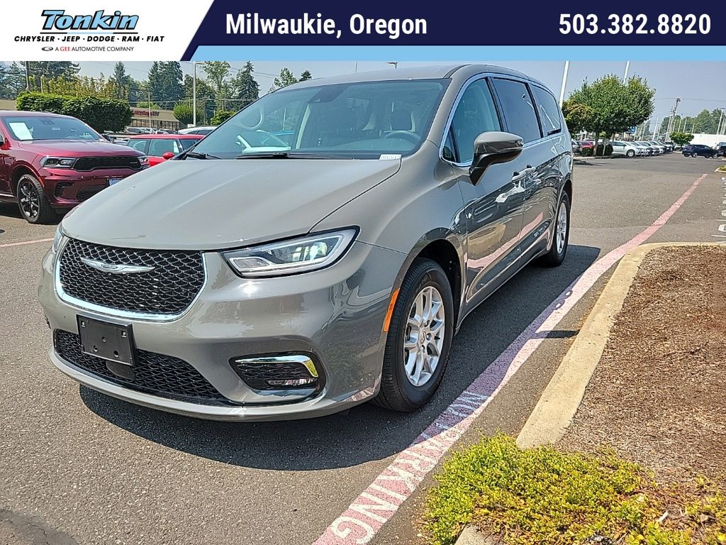 Ceramic Gray Clearcoat 2023 Chrysler Pacifica Minivan Front-Wheel Drive 9-Speed Automatic