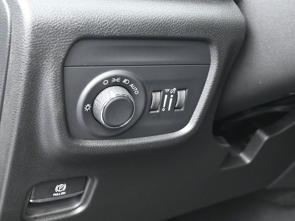 New 2025 Diamond Black Crystal Pearlcoat Jeep Laredo image 15