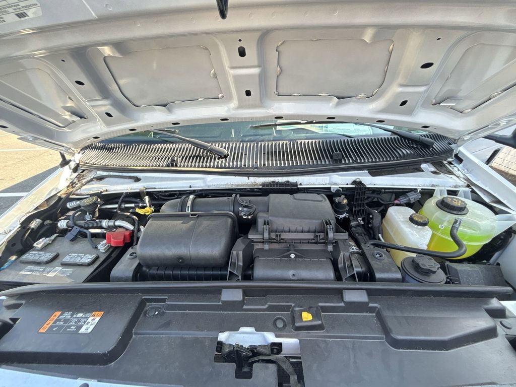 New 2024 Oxford White Ford E-350 SRW image 17