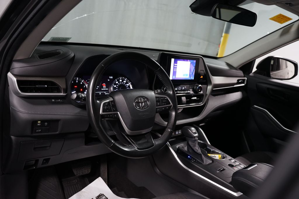 Thumbnail: 2023 Toyota Highlander - 11