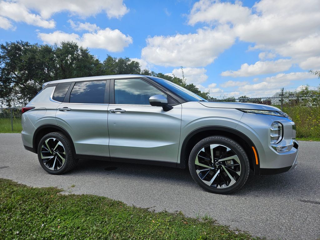 Thumbnail: 2023 Mitsubishi Outlander - 7