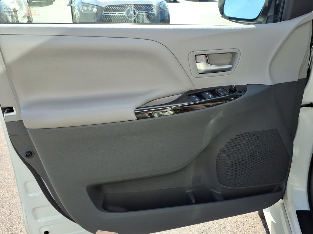 Used 2019 White Toyota XLE Premium image 10