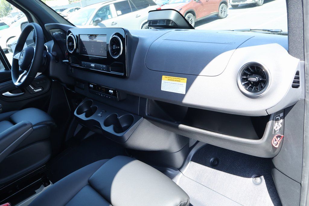 Thumbnail: 2025 Mercedes-Benz Sprinter - 5