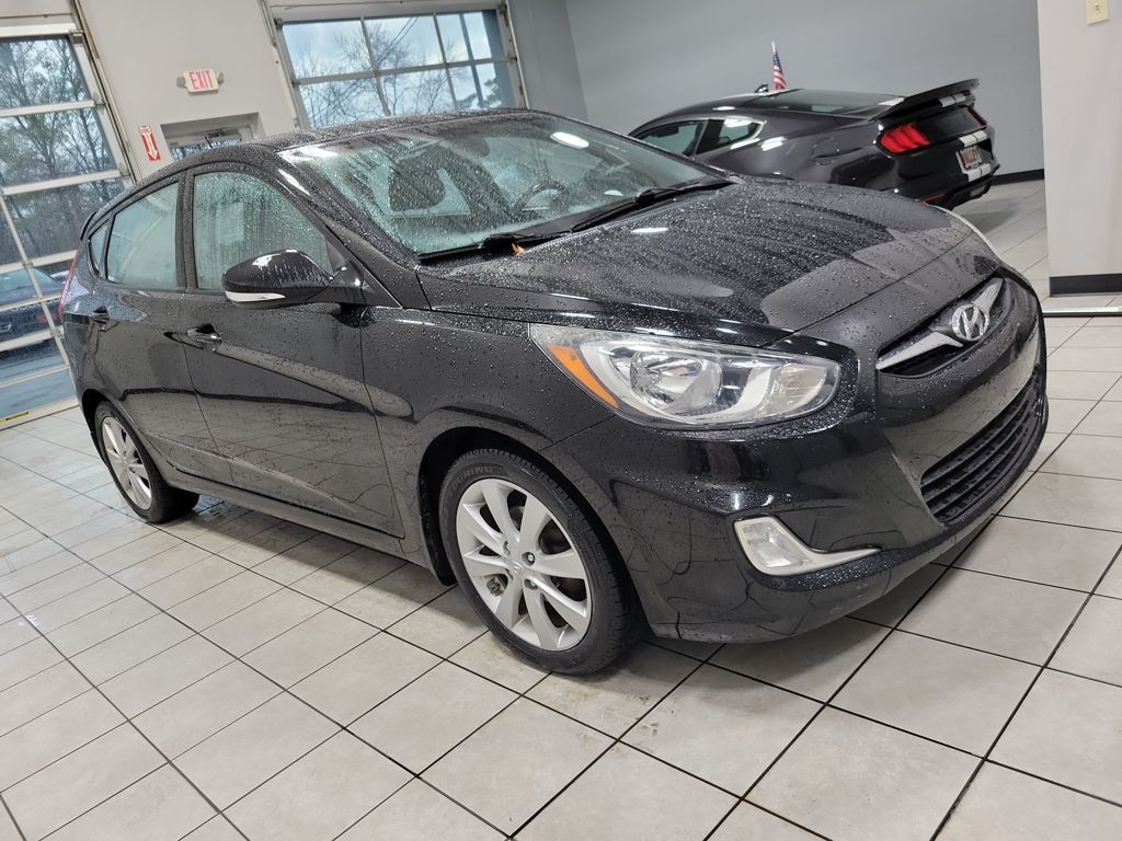 Ultra Black Pearl 2013 Hyundai Accent SE 4-Door Hatchback FWD Hatchback Front-Wheel Drive 6-Speed Manual